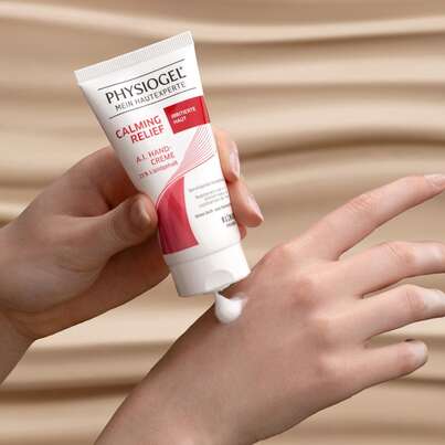 Sie sehen eine Packung PHYSIOGEL® Calming Relief A.I. Handcreme für gereizte Hände, Produktbild: 08 PHYSIOGEL® Calming Relief A.I. Handcreme für gereizte Hände, A-Nr.: 5460290 - 08
