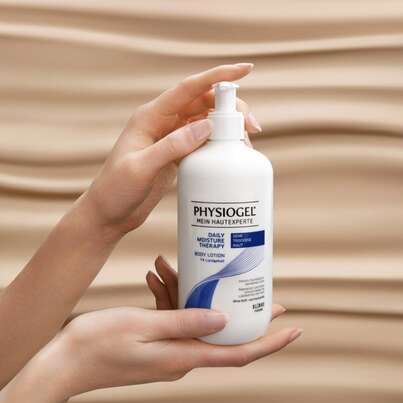 Sie sehen eine Packung PHYSIOGEL® Daily Moisture Therapy Body Lotion für sehr trockene Haut, Produktbild: 08 PHYSIOGEL® Daily Moisture Therapy Body Lotion für sehr trockene Haut, A-Nr.: 5460344 - 08