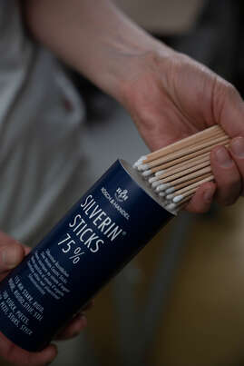 Sie sehen eine Packung SILBERNITRAT Ätzstäbchen 75% 100x115mm starr, Produktbild: 02 SILBERNITRAT Ätzstäbchen 75% 100x115mm starr, A-Nr.: 5212534 - 02