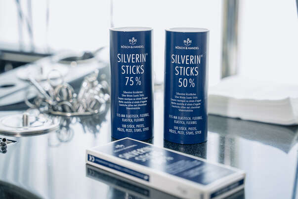 Sie sehen eine Packung SILBERNITRAT Ätzstäbchen 75% 100x115mm starr, Produktbild: 03 SILBERNITRAT Ätzstäbchen 75% 100x115mm starr, A-Nr.: 5212534 - 03